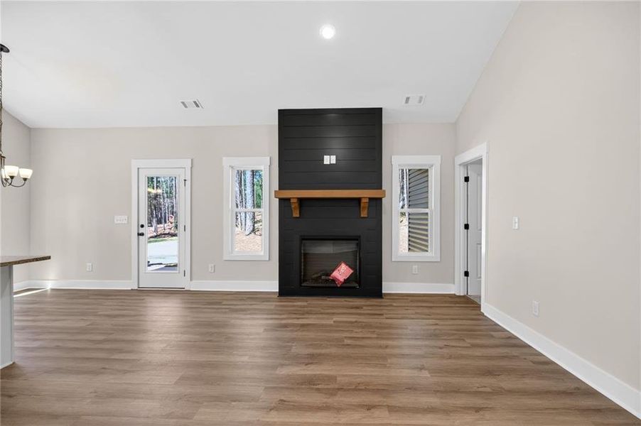 Spacious, unfurnished interior of a new home in , Silver Creek (Image 23).