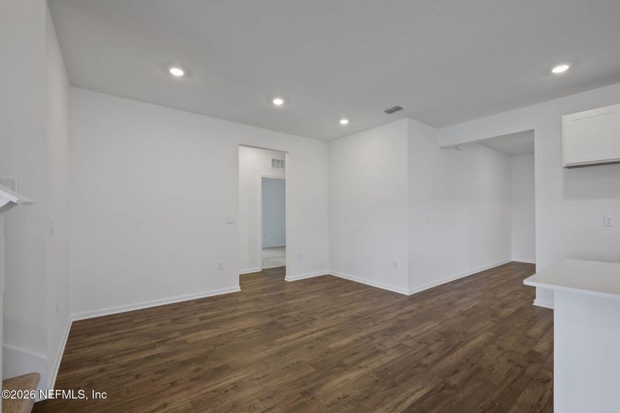 Spacious, unfurnished interior of a new home in Diamond Springs, Jacksonville (Image 15).