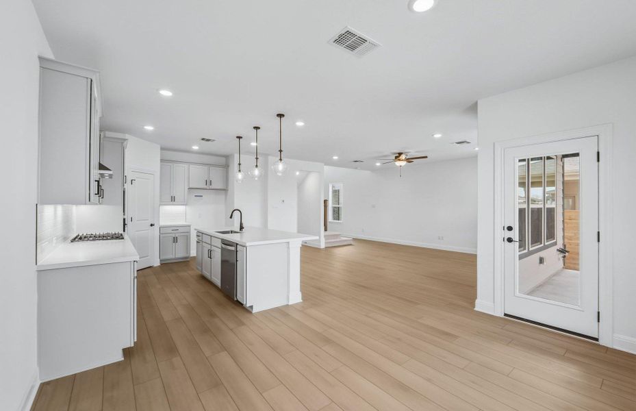 Spacious, unfurnished interior of a new home in Horizon Lake, Leander (Image 17).