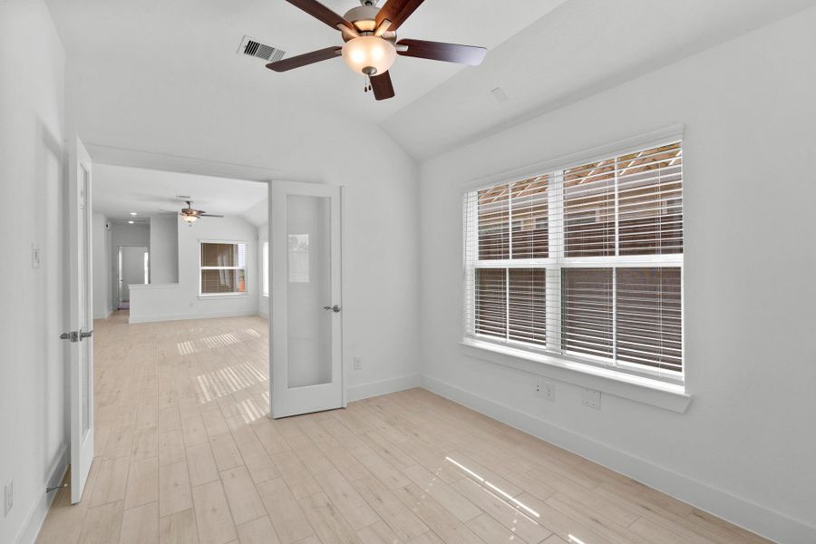Spacious, unfurnished interior of a new home in Meridiana, Iowa Colony (Image 21).