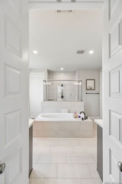 Furnished interior view inside a new home in 6 Creeks, Kyle (Image 6).