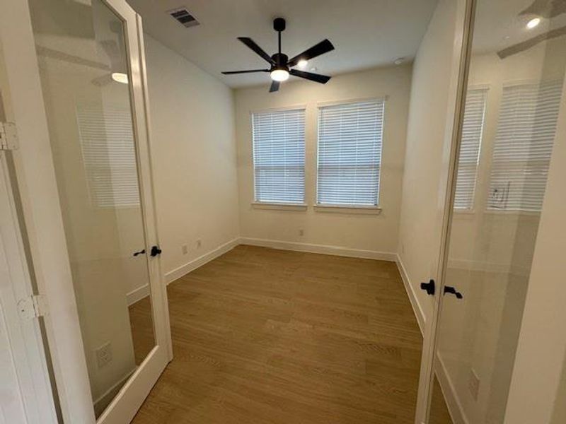 Spacious, unfurnished interior of a new home in Evergreen, Conroe (Image 27).