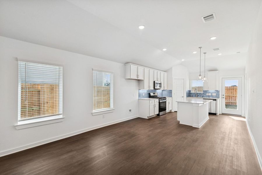 Spacious, unfurnished interior of a new home in Summerview, Fulshear (Image 21).