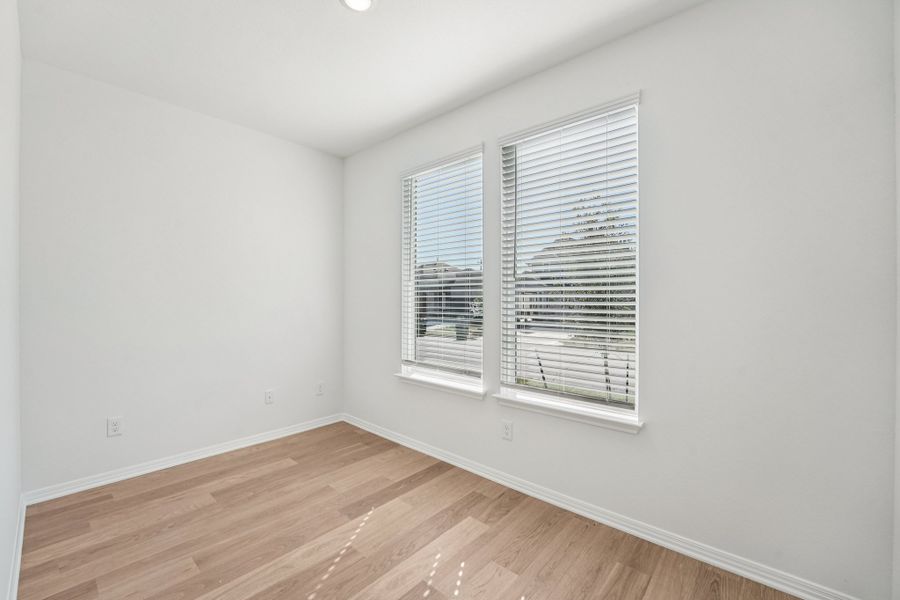 Spacious, unfurnished interior of a new home in Porter Country, Buda (Image 27).