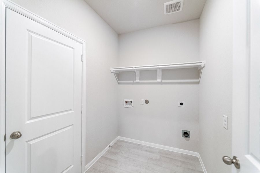 Spacious, unfurnished interior of a new home in Canterra Creek, Rosharon (Image 41).