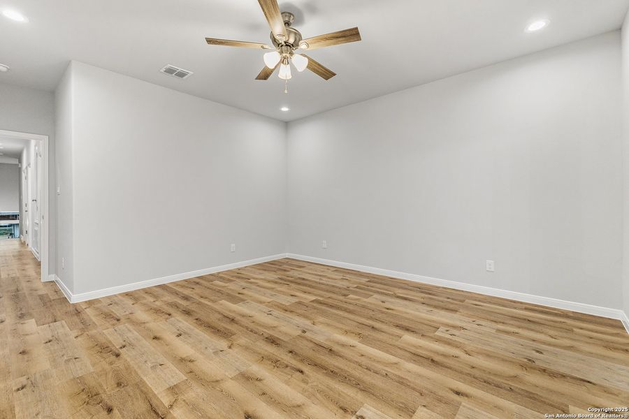Spacious, unfurnished interior of a new home in , San Antonio (Image 35).