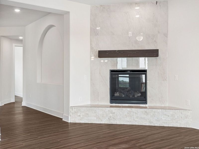 Spacious, unfurnished interior of a new home in Cibolo Crossing, Universal City (Image 13).