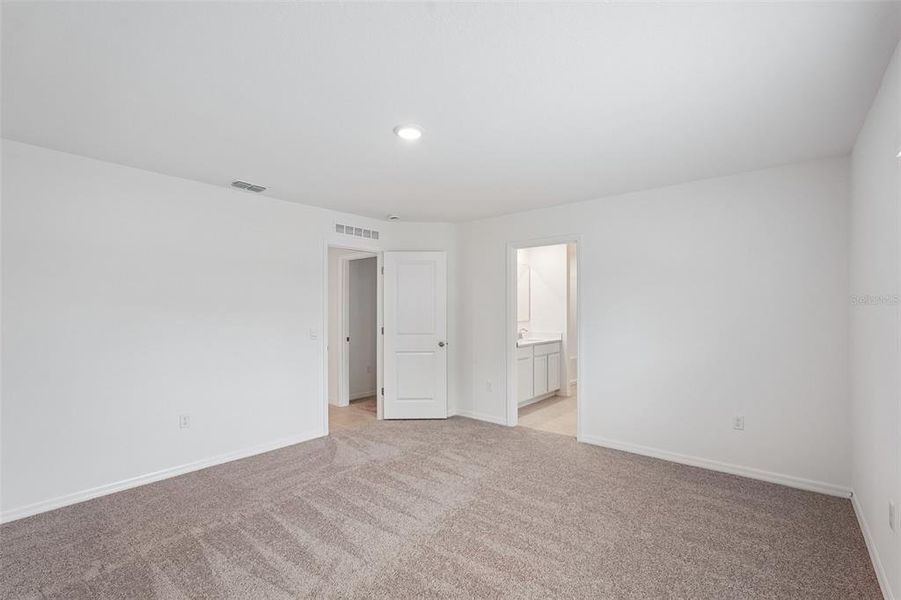 Spacious, unfurnished interior of a new home in Port Charlotte, Port Charlotte (Image 27).