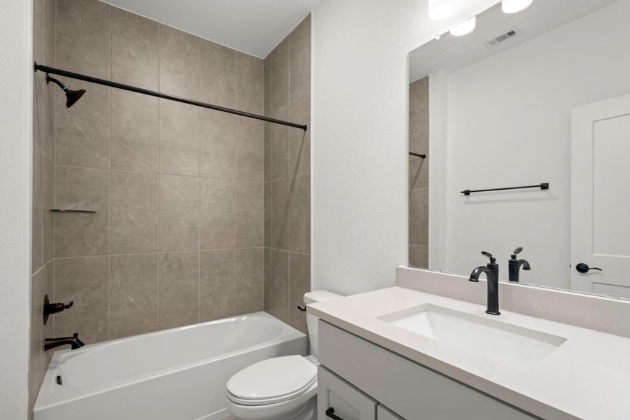 Furnished interior view inside a new home in Evergreen, Conroe (Image 11).