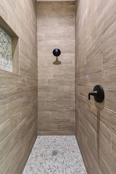 Bathroom featuring tiled shower Bathroom featuring tiled shower