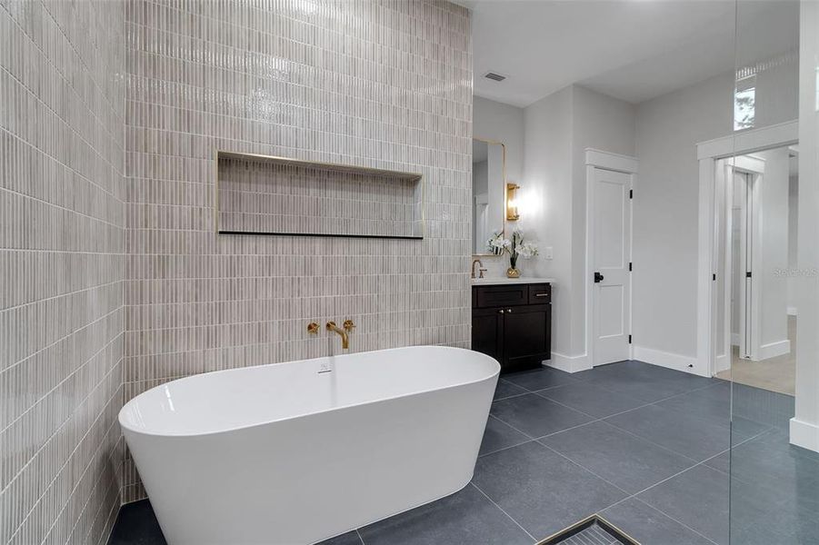 Furnished interior view inside a new home in , Venice (Image 38).