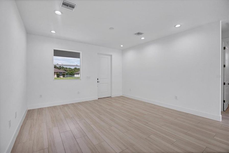 Spacious, unfurnished interior of a new home in , North Port (Image 20).