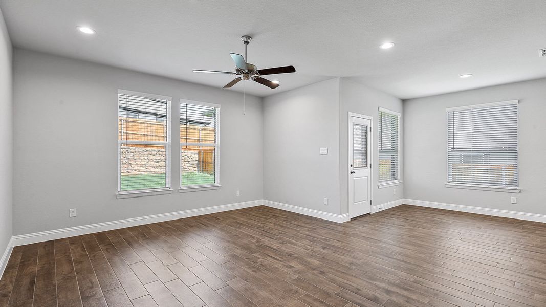 Spacious, unfurnished interior of a new home in Eagle Creek, Denton (Image 18).