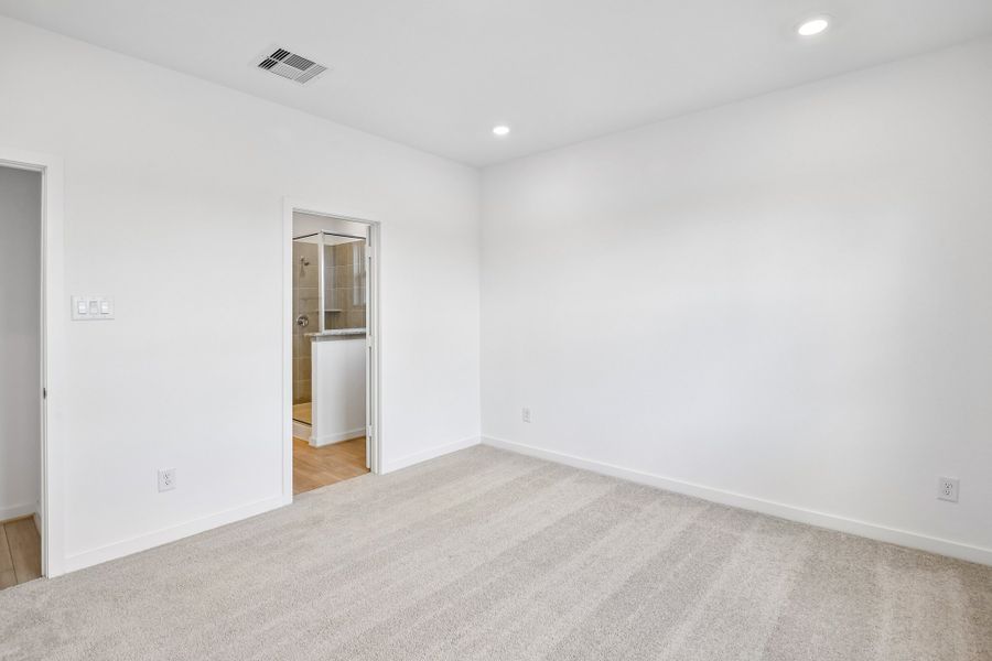 Spacious, unfurnished interior of a new home in Raburn Reserve 50s, Tomball (Image 17).