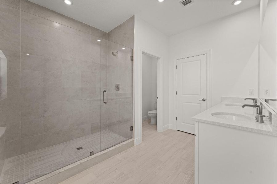 US_SEF_AQUA_LOT 140_owners bath