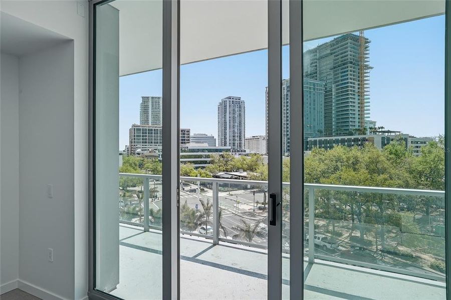 Condo located in St. Petersburg, FL showcasing its design and architecture (Image 37).