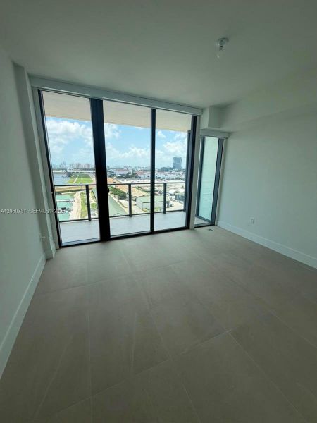 Spacious, unfurnished interior of a new home in , Hallandale Beach (Image 16).