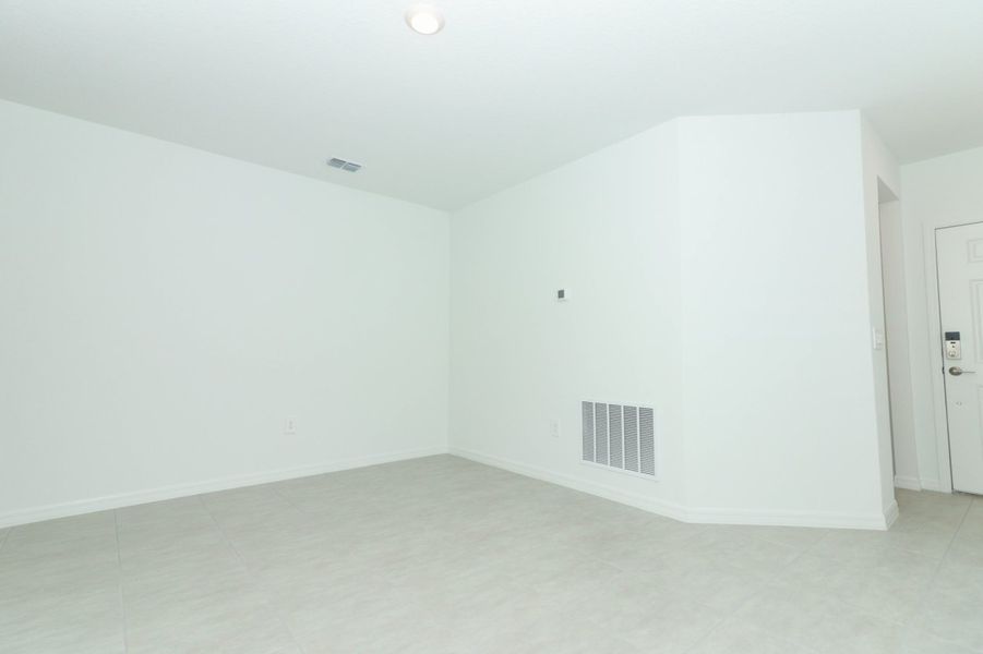 Spacious, unfurnished interior of a new home in Marion Creek, Haines City (Image 18).
