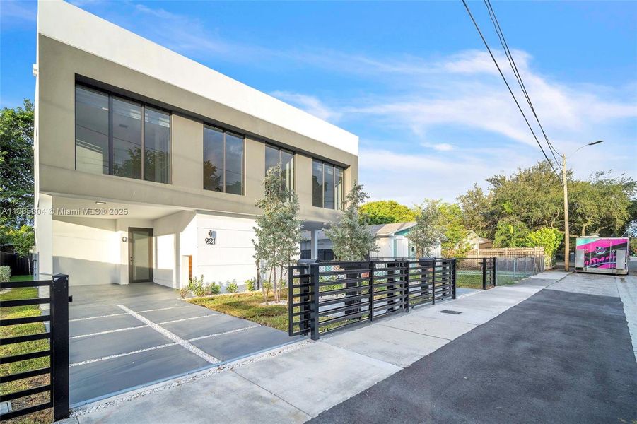 Exterior details and patio area of a home in , Miami (Image 39).