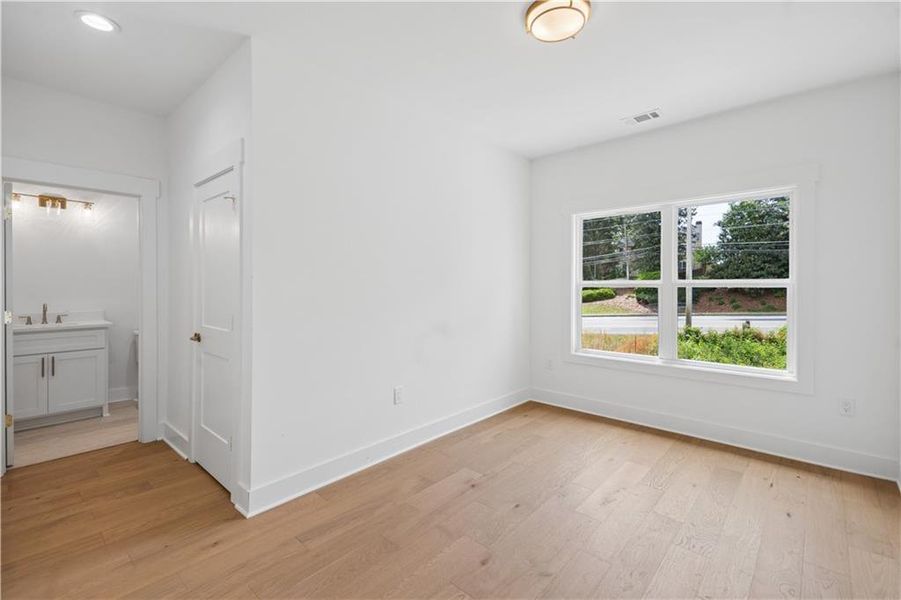 Spacious, unfurnished interior of a new home in , Alpharetta (Image 24).