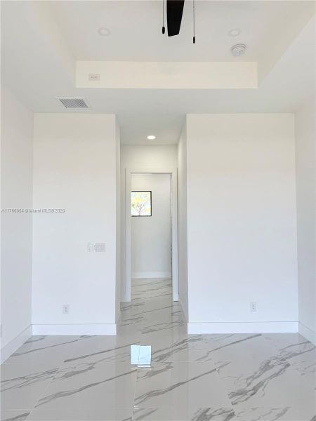 Spacious, unfurnished interior of a new home in , Cape Coral (Image 14).