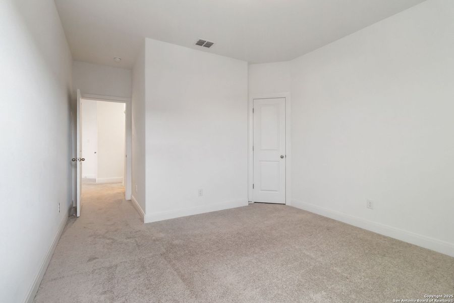 Spacious, unfurnished interior of a new home in Woodbridge Farms, La Vernia (Image 20).