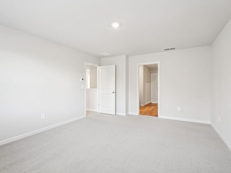 Spacious, unfurnished interior of a new home in Ivey Township, Dallas (Image 16).