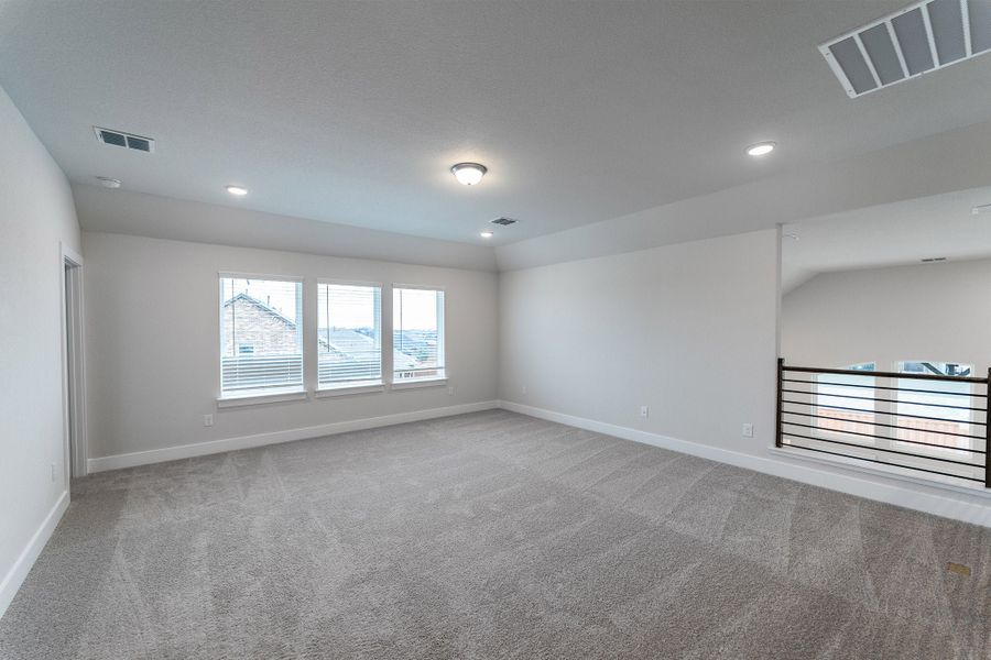 Spacious, unfurnished interior of a new home in Sunfield, Mustang Ridge (Image 14).