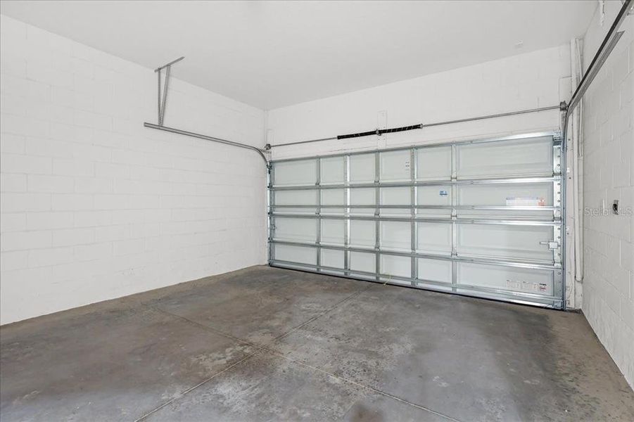 Spacious, unfurnished interior of a new home in , Orlando (Image 41).