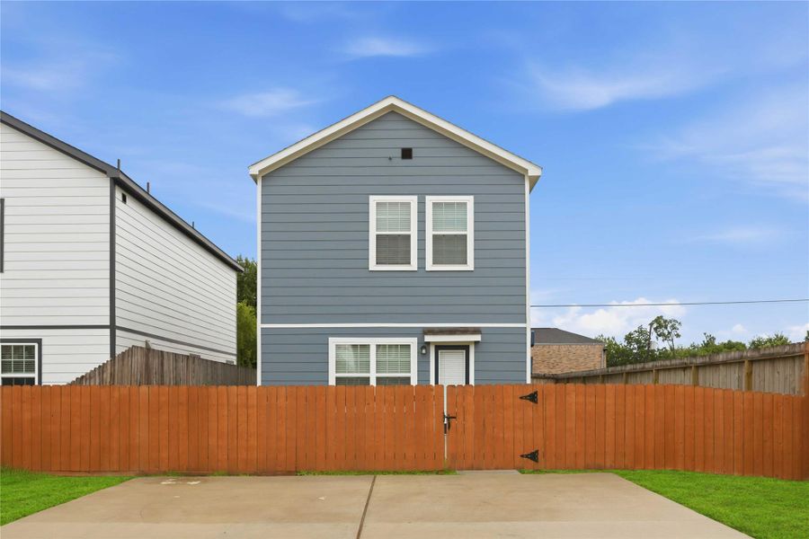 Exterior details and patio area of a home in , Houston (Image 17).