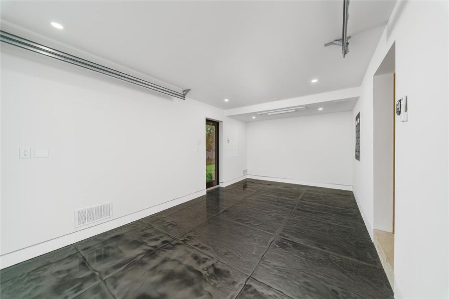 Spacious, unfurnished interior of a new home in , Ocean Ridge (Image 20).