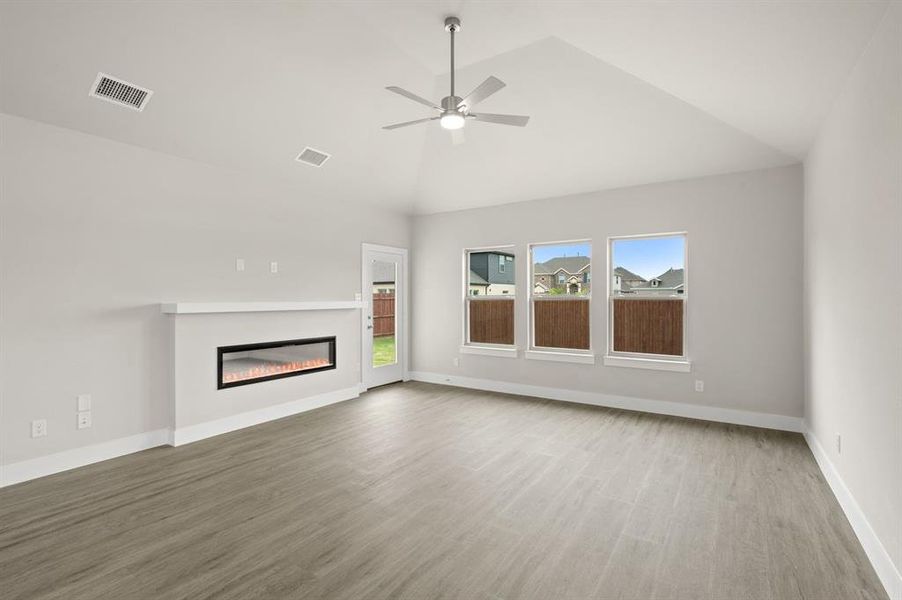 Spacious, unfurnished interior of a new home in Llano Springs, Fort Worth (Image 15).