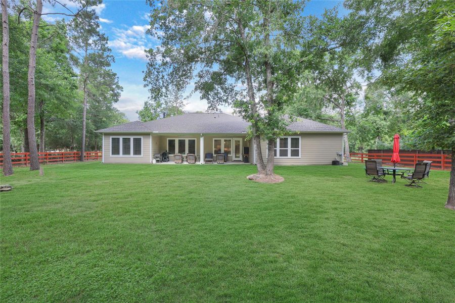 Exterior details and patio area of a home in Ridgelake Shores, Montgomery (Image 3).