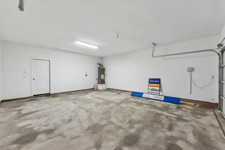 Spacious, unfurnished interior of a new home in Parkton Square, Kyle (Image 37).