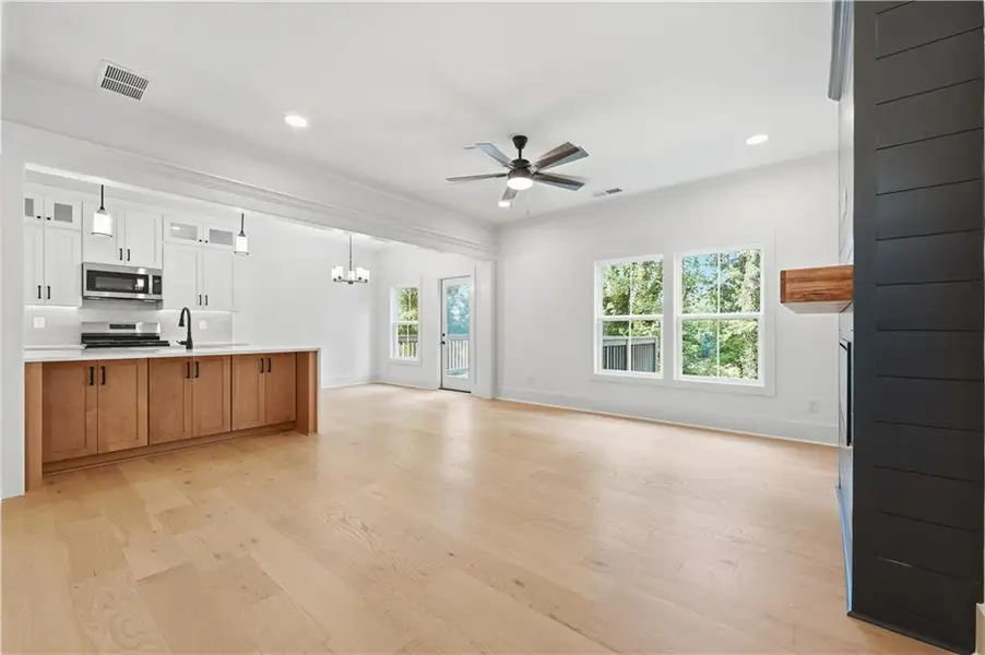 Spacious, unfurnished interior of a new home in , Gainesville (Image 35).