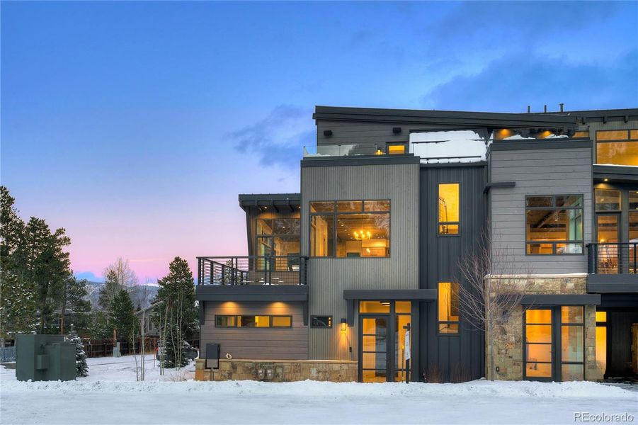 Condo located in Frisco, CO showcasing its design and architecture (Image 6).