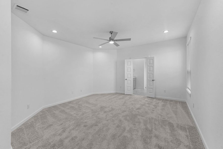 Spacious, unfurnished interior of a new home in Huntington Place, Rosharon (Image 20).