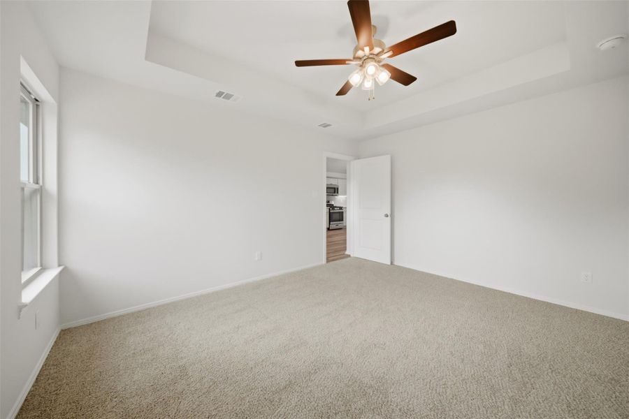 Spacious, unfurnished interior of a new home in , Navasota (Image 15).