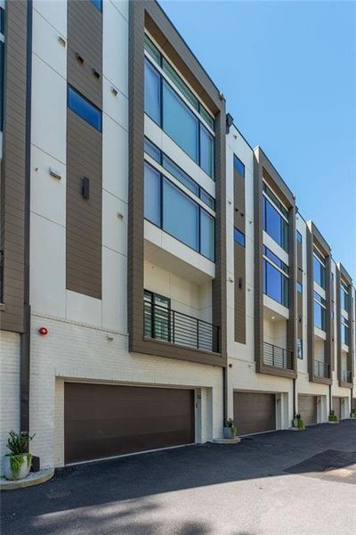 Condo located in Atlanta, GA showcasing its design and architecture (Image 35).