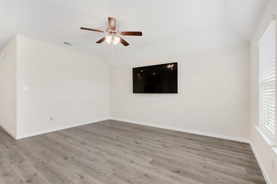 Spacious, unfurnished interior of a new home in , Lavon (Image 9).