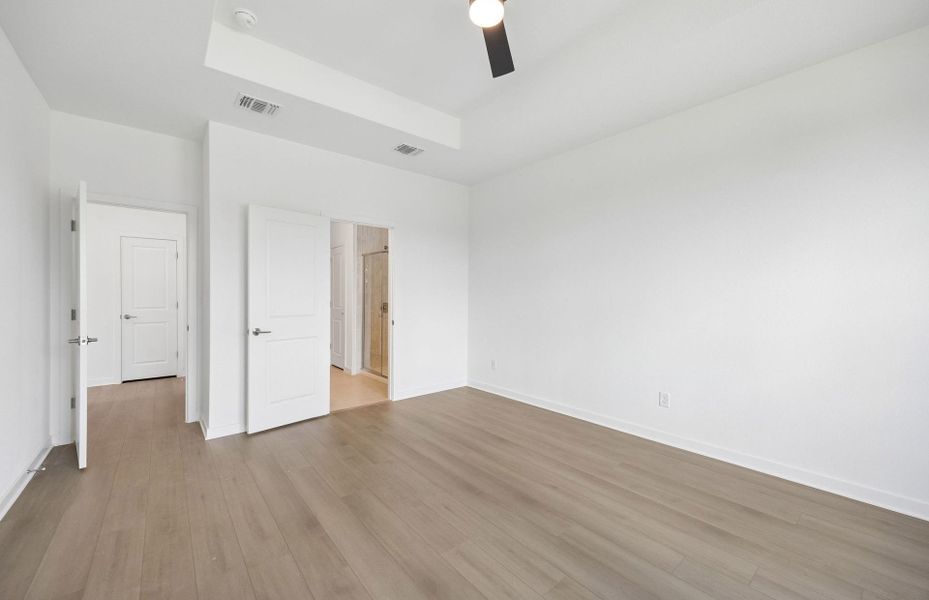 Spacious, unfurnished interior of a new home in Crescent Bluff, Georgetown (Image 29).