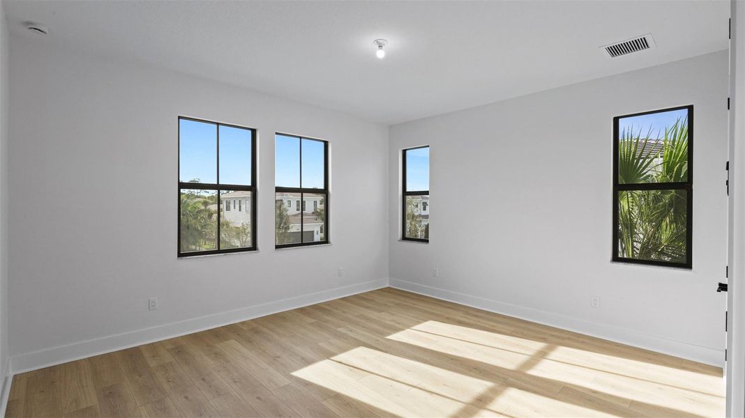 Spacious, unfurnished interior of a new home in , Palm Beach Gardens (Image 20).