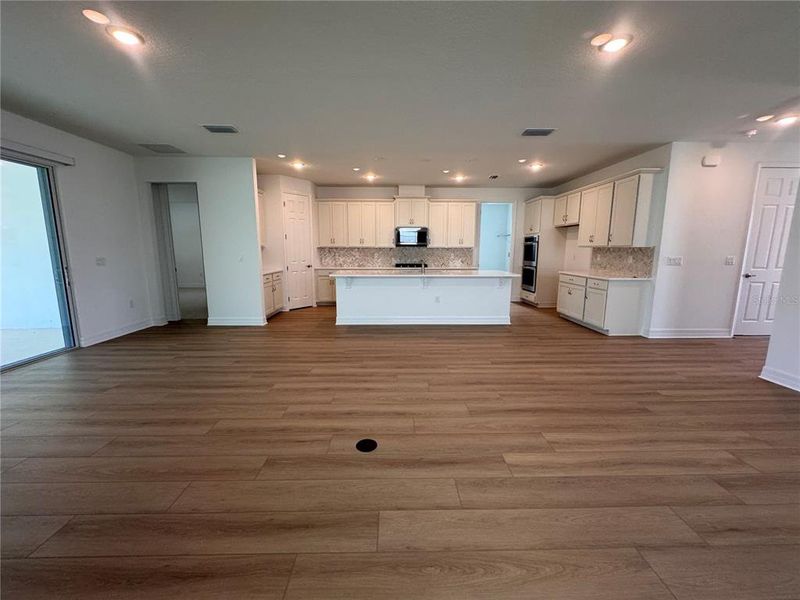 Spacious, unfurnished interior of a new home in Oakview, Apopka (Image 6).