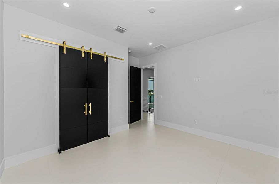 Spacious, unfurnished interior of a new home in , Treasure Island (Image 68).