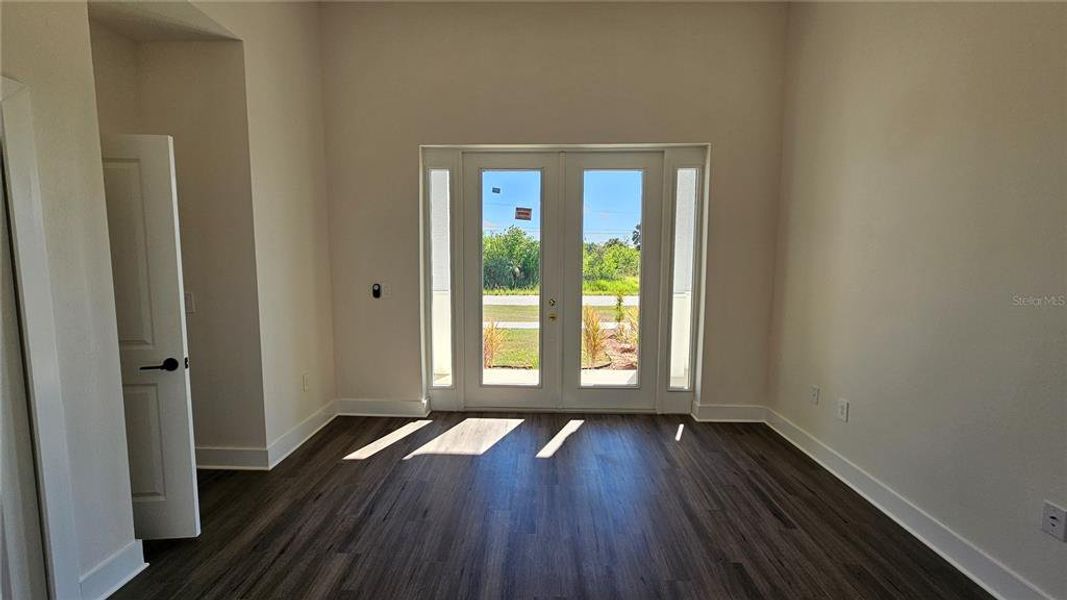 Spacious, unfurnished interior of a new home in , Port Charlotte (Image 18).