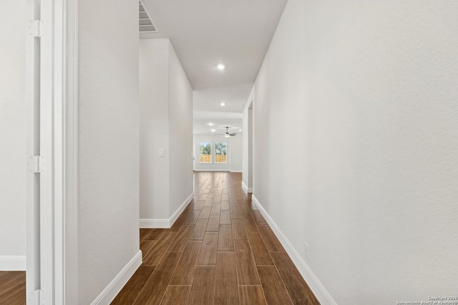 Spacious, unfurnished interior of a new home in Davis Ranch 50', San Antonio (Image 23).