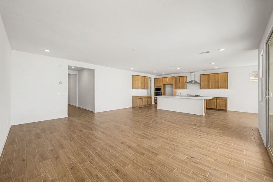 Spacious, unfurnished interior of a new home in White Tank Vistas, Waddell (Image 8). Spacious, unfurnished interior of a new home in White Tank Vistas, Waddell (Image 8).
