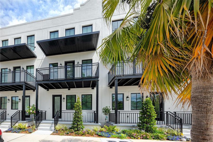 Condo located in Tampa, FL showcasing its design and architecture (Image 5).
