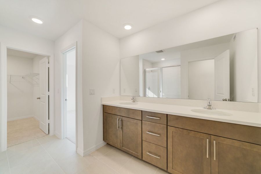 Furnished interior view inside a new home in Towns at Greenleaf, Oviedo (Image 9).