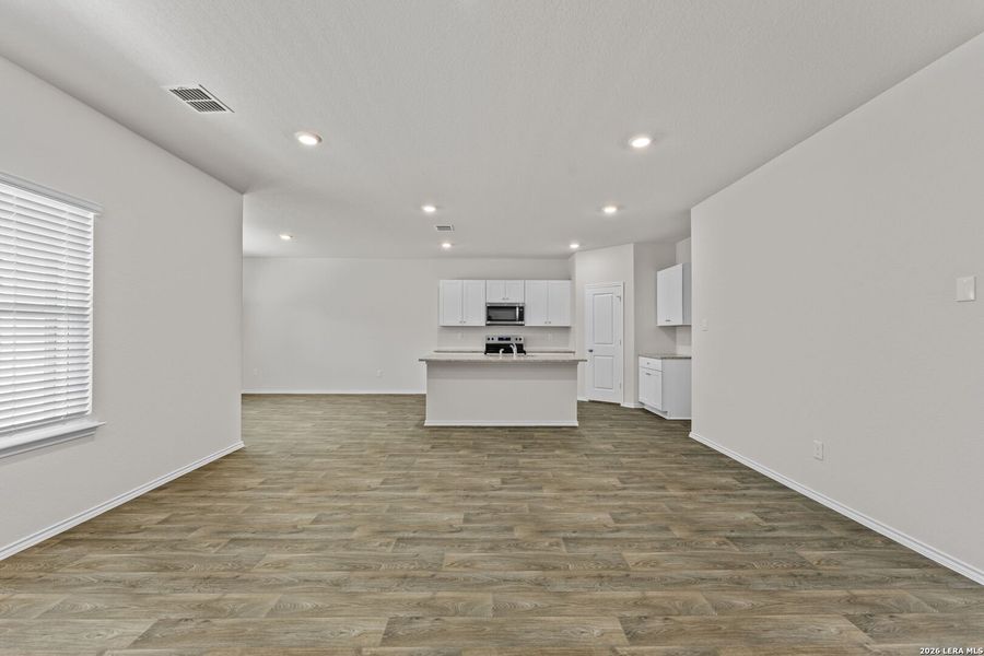 Spacious, unfurnished interior of a new home in Laurel Vistas, San Antonio (Image 16).